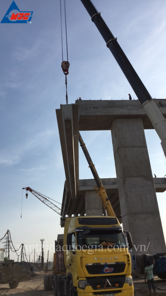 Transport and install girders of Bach Dang bridge project