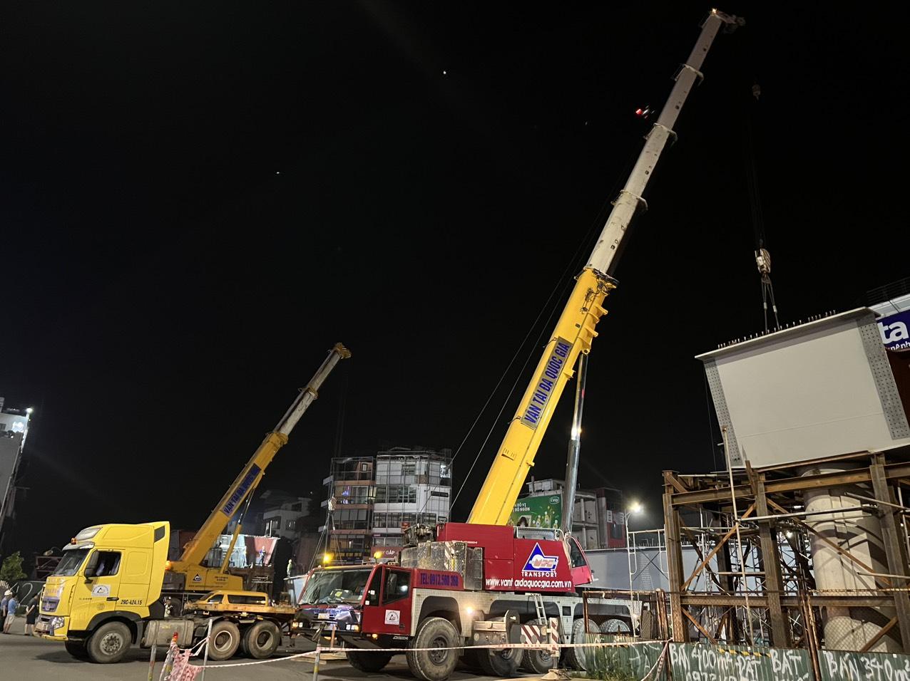 Hoàn thành việc vận chuyển và lắp đặt 2 dầm cầu thép với khẩu độ dài 60m nặng 120T tại nút giao đường Nguyễn Văn Cừ - Hồng Tiến, Gia Lâm - Hà Nội